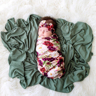 How to Swaddle Your Newborn Baby - Safe & Cute - Baby Riddle