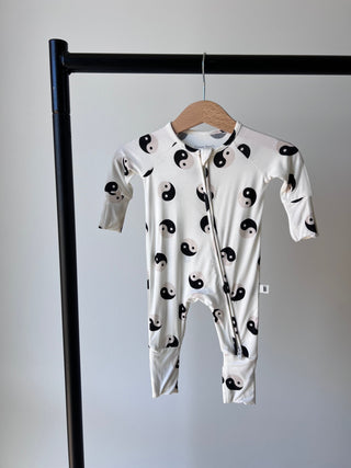 Bamboo Zip Pajamas - Black & White Yin Yangpajamasforever french babySize: Newborn