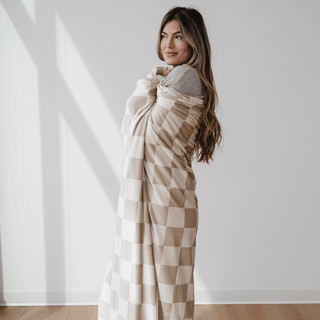 Minky Stretch XL Throw Blankets Saranoni Color: Olive Checkered